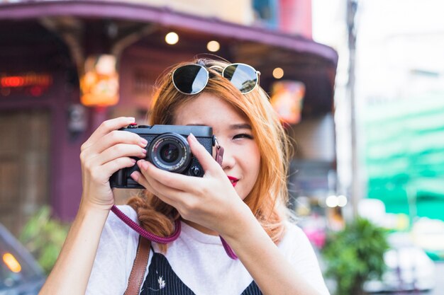 Jeune femme avec appareil photo numérique