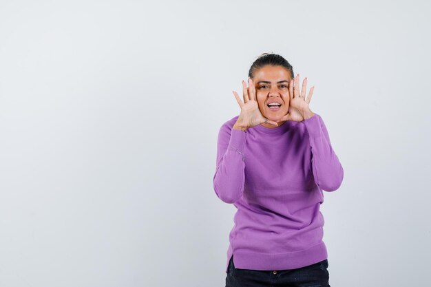 Jeune femme appelant quelqu'un