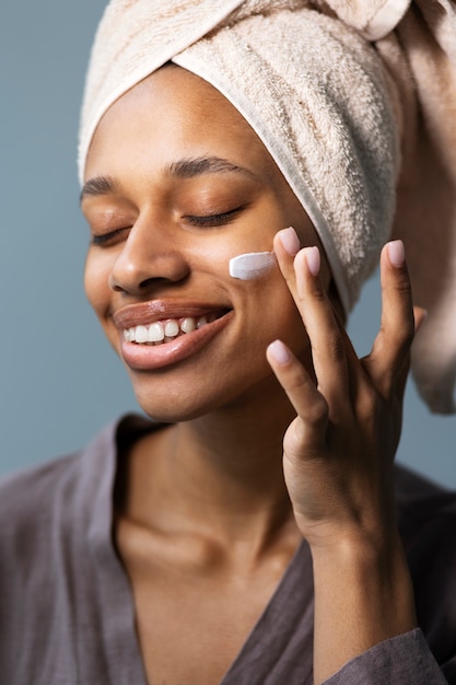 Jeune Femme, Appliquer, Crème Visage, Vue Côté