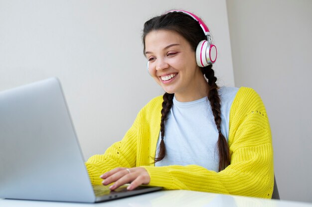 Jeune femme appréciant écouter de la musique