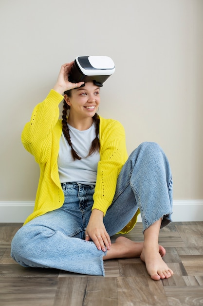 Jeune femme appréciant les lunettes vr de nouvelle technologie