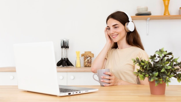 Jeune femme appréciant la musique