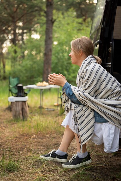 Photo gratuite jeune femme appréciant le temps dans le camping