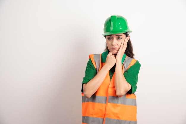 Jeune femme architecte en uniforme et casque. photo de haute qualité