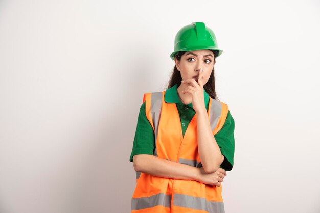 Jeune femme architecte en uniforme et casque. photo de haute qualité