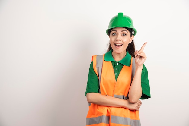 Jeune femme architecte en uniforme et casque. photo de haute qualité