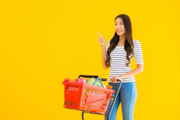 jeune, femme asiatique, achats, épicerie, depuis, supermarché, et, charrette