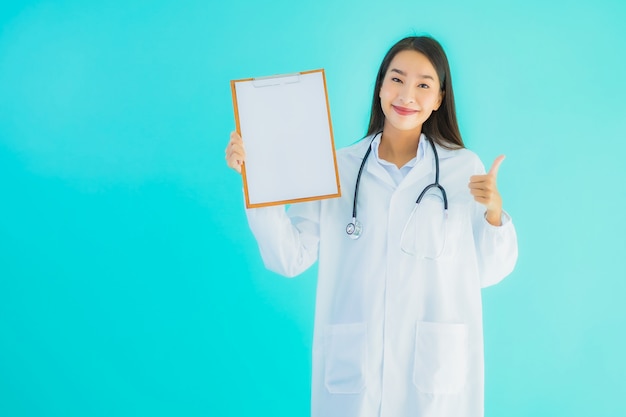 jeune femme asiatique médecin avec carton vide