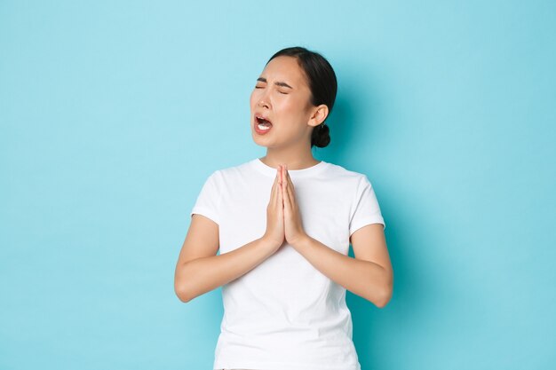 Jeune femme asiatique portant des T-shirt décontracté posant