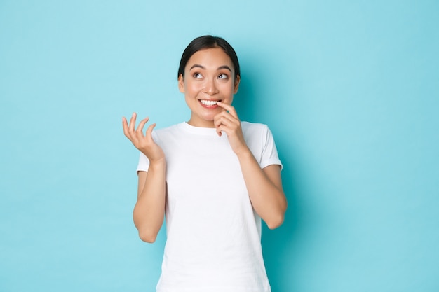 Jeune femme asiatique portant des T-shirt décontracté posant