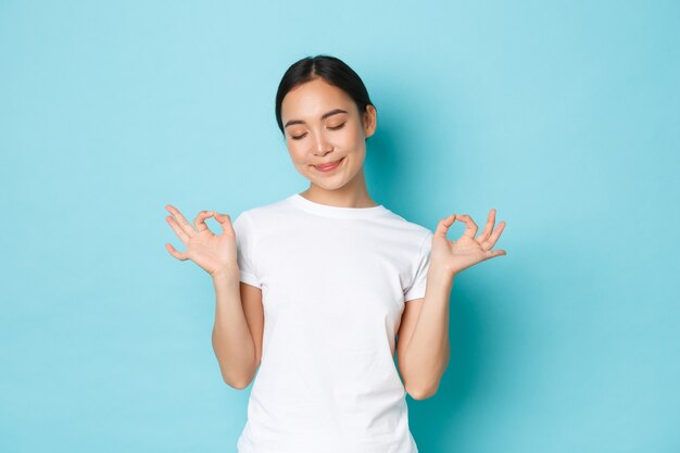 Jeune femme asiatique portant des T-shirt décontracté posant