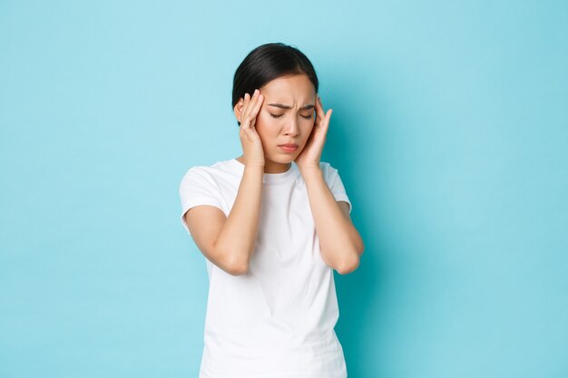 Jeune femme asiatique portant des T-shirt décontracté posant