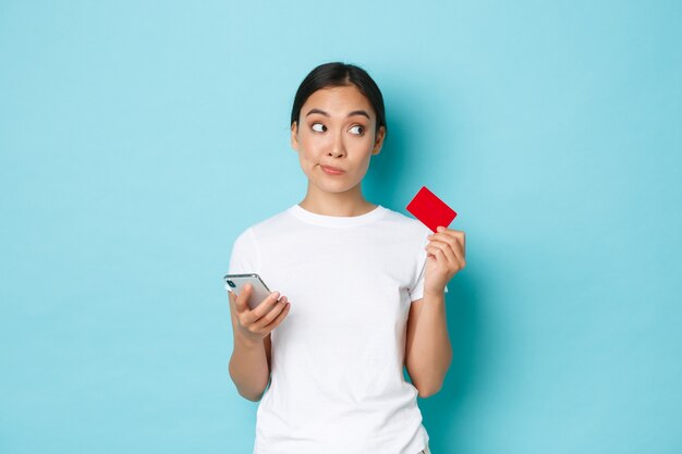 Jeune femme asiatique portant des T-shirt décontracté posant