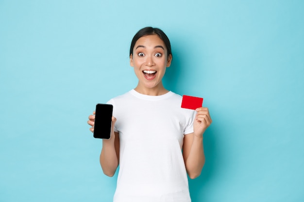 Jeune femme asiatique portant des T-shirt décontracté posant