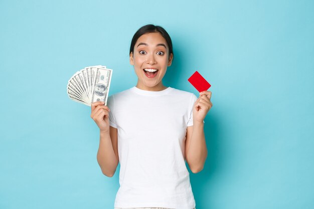 Jeune femme asiatique portant des T-shirt décontracté posant