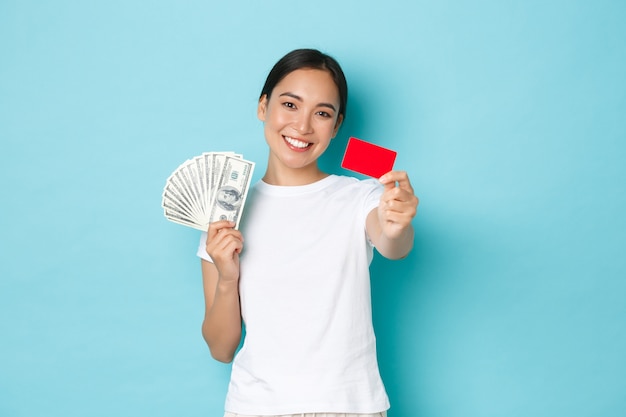 Jeune femme asiatique portant des T-shirt décontracté posant