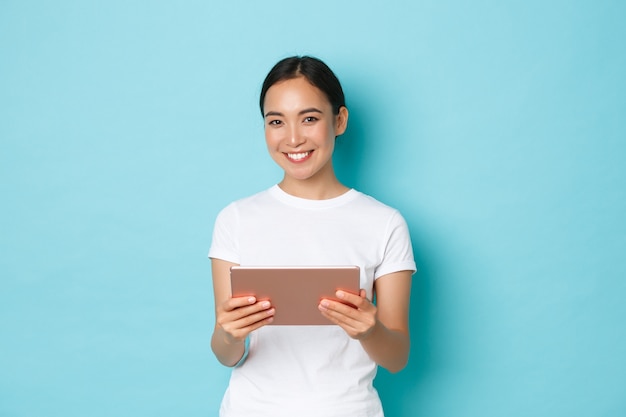 Jeune femme asiatique portant des T-shirt décontracté posant