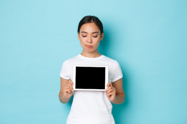 Jeune femme asiatique portant des T-shirt décontracté posant