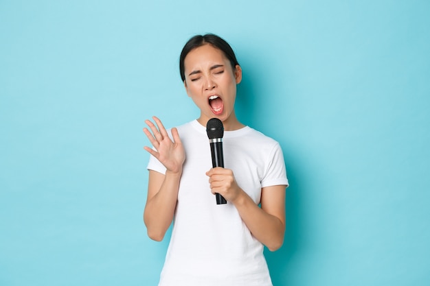 Jeune femme asiatique portant des T-shirt décontracté posant