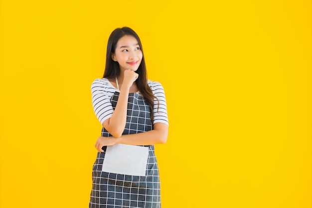 jeune femme asiatique, porter, tablier, à, sourire, heureux