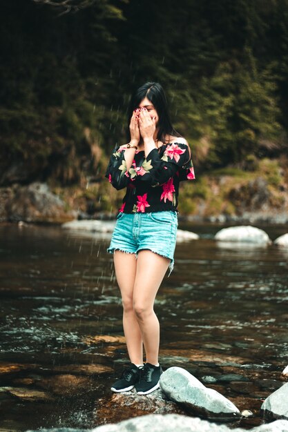 Jeune femme asiatique s'amusant dans la rivière