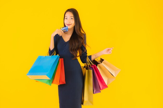 jeune, femme asiatique, à, sac à provisions