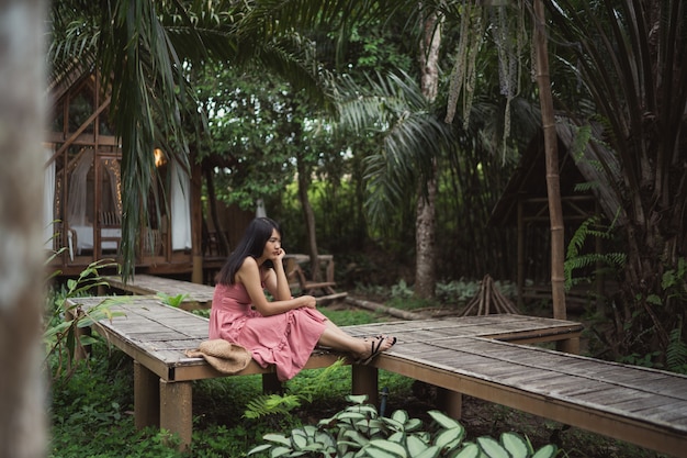 Jeune femme asiatique se détendre dans la forêt, belle femme heureuse utilisant relax le temps dans la nature.