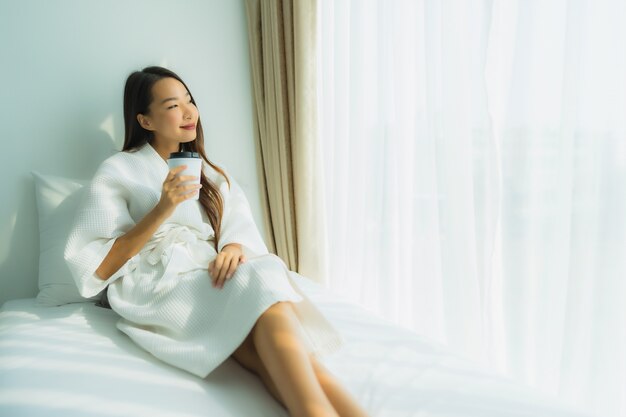 Jeune, femme asiatique, à, tasse café, lit