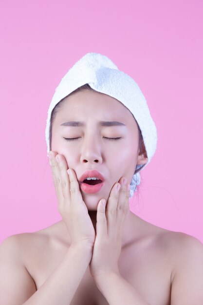 Jeune femme en Asie avec une peau propre et fraîche, toucher son propre visage, expressions du visage expressives, cosmétologie et spa.