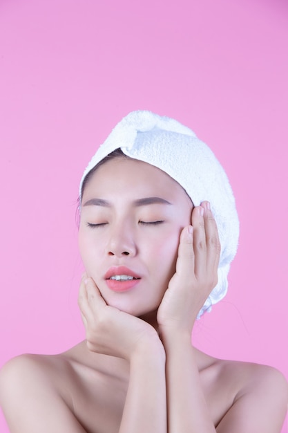 Jeune femme en Asie avec une peau propre et fraîche, toucher son propre visage, expressions du visage expressives, cosmétologie et spa.