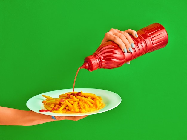 Photo gratuite jeune femme avec assiette de pommes de terre frites et ketchup