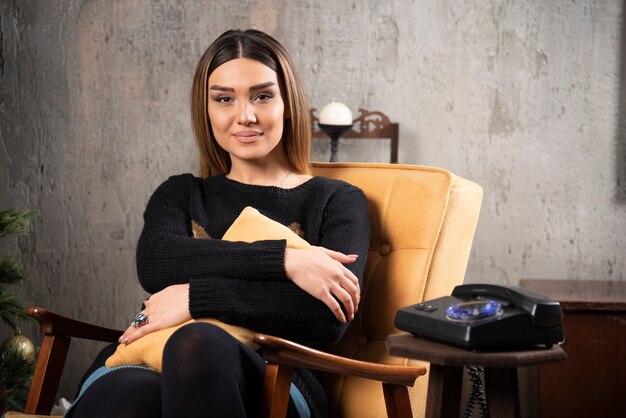 Jeune femme assise sur une chaise