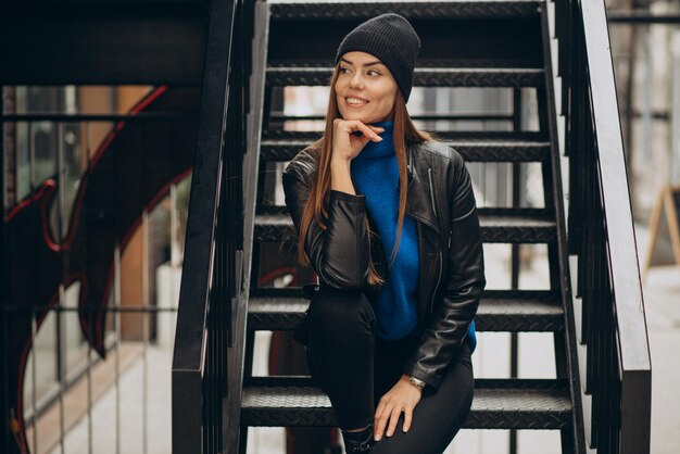 Jeune femme assise dans les escaliers