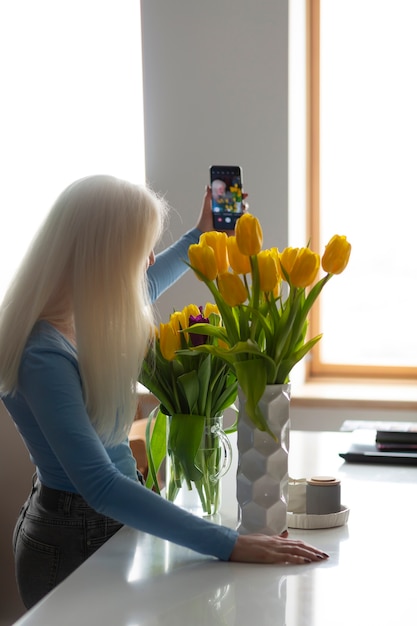 Photo gratuite jeune femme atteinte d'albinisme et de fleurs de tulipes