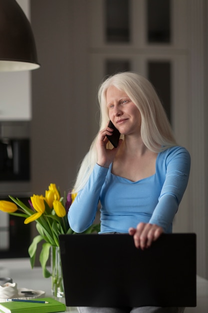 Photo gratuite jeune femme atteinte d'albinisme et de fleurs de tulipes