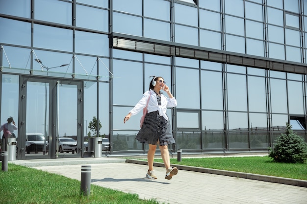 Photo gratuite jeune femme en attente de départ à l'aéroport