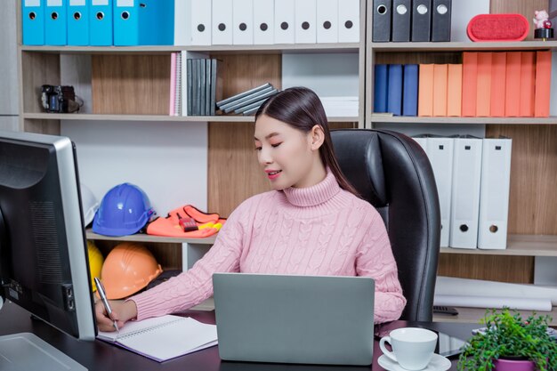 Jeune femme au bureau.