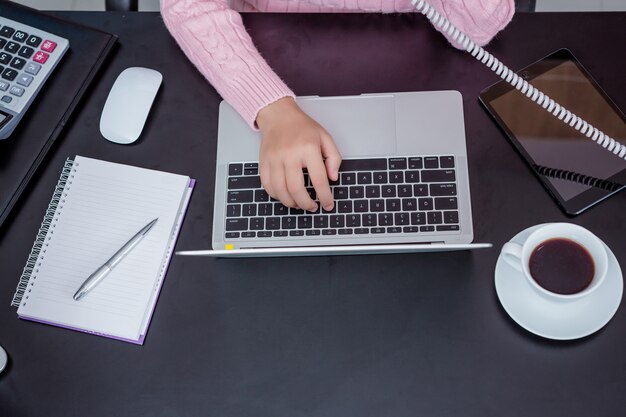 Jeune femme au bureau.