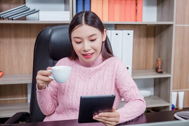 Jeune femme au bureau.