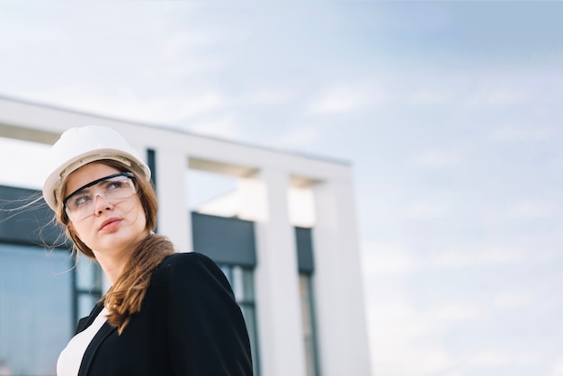 Photo gratuite jeune femme au casque