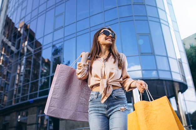 Jeune femme au centre commercial