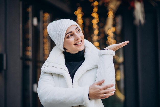 Jeune femme au chapeau d'hiver debout à l'extérieur