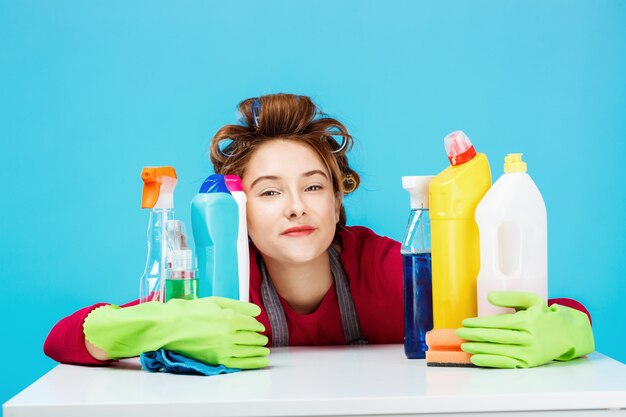 Jeune femme au foyer joyeuse et routine quotidienne sur le mur bleu