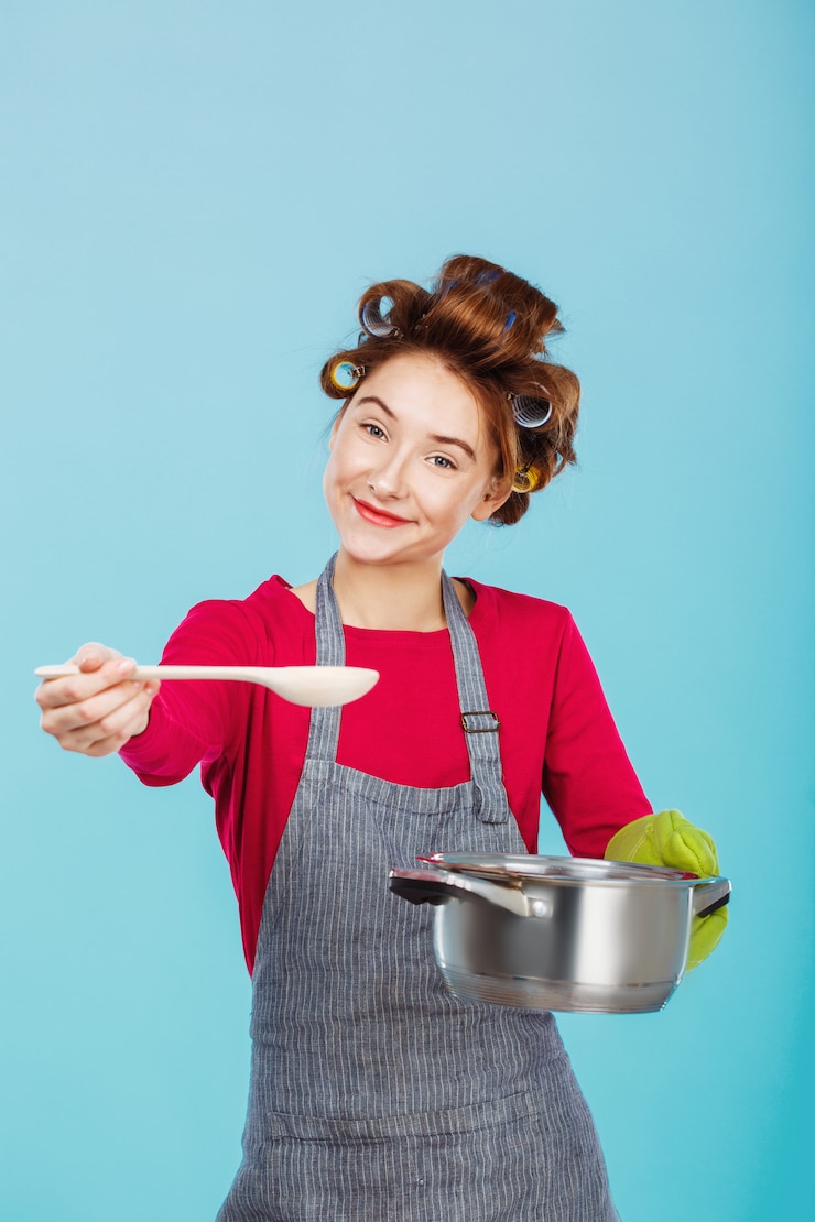 Photo gratuit jeune femme au foyer vous donne une louche pour essayer une soupe maison