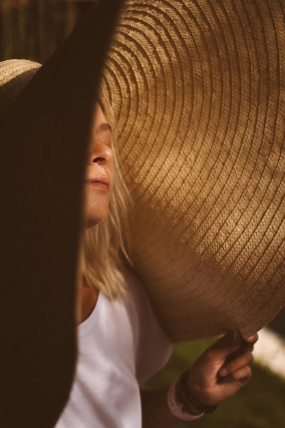 Photo gratuite une jeune femme au grand chapeau