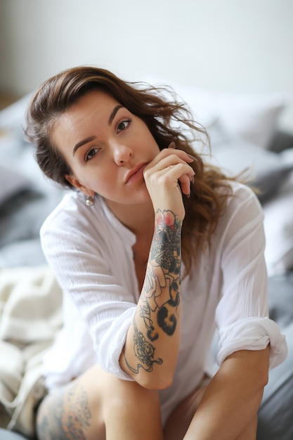 Photo gratuite jeune femme au lit au matin