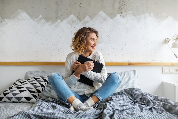 Jeune femme au matin d'hiver