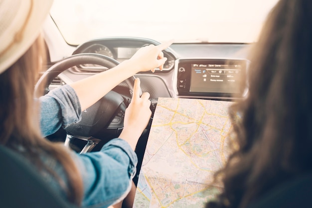 Jeune Femme Au Volant D'une Voiture Avec Carte