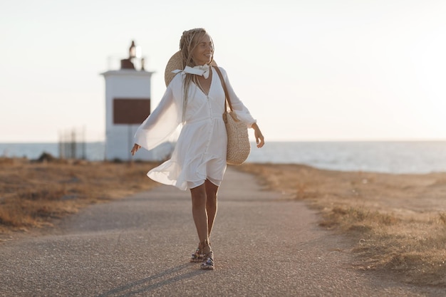 jeune femme aux cheveux afro au coucher du soleil