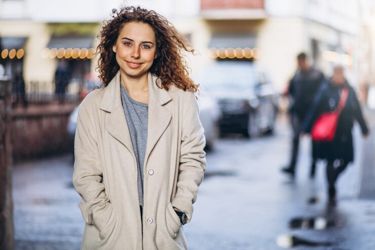Photo gratuit jeune femme aux cheveux bouclés en dehors de la rue